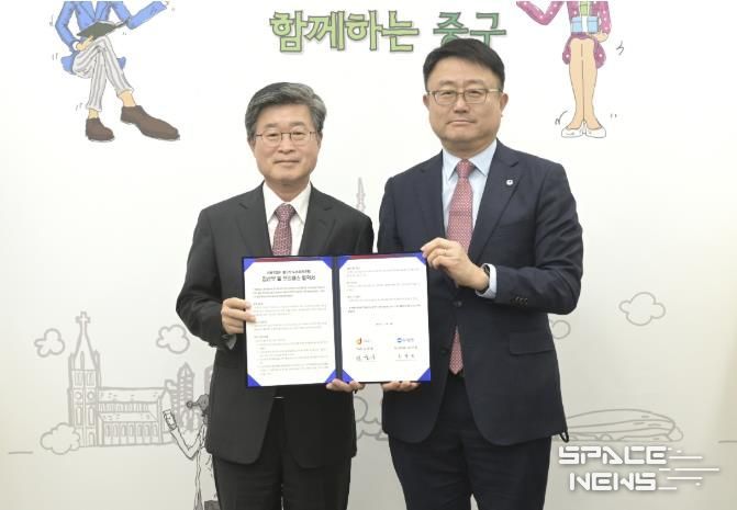 김길성 중구청장(왼쪽)과 조세형 우리은행 기관그룹 부행장(오른쪽)