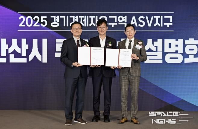 이민근 안산시장(가운데)이 지난 6일 일산 킨텍스에서 대덕전자, (주)MTI 관계자와 투자의향서를 체결하고 기념촬영을 하고 있다.