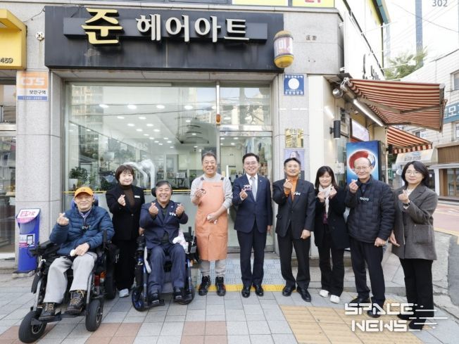 진교훈 서울 강서구청장(오른쪽 다섯 번째)이 6일(목) ‘마음길 상점’으로 지정된 등촌1동 준헤어아트를 찾아 현판식을 진행한 후 기념촬영을 하고 있다.