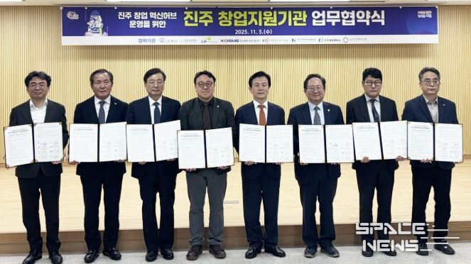 J-스타트업 페스티벌 투자유치(IR) 데모데이에서 수상한 ㈜해바캄 윤동혁 대표(오른쪽)와 최병근 창업중심대학사업단장.