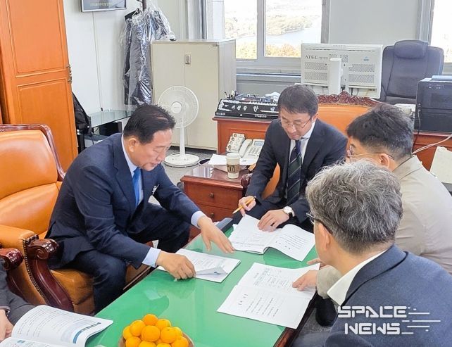 12일 김한종 장성군수(좌측)가 한병도 예산결산특별위원회 위원장에게 현안사업 추진의 당위성을 설명하고 있다