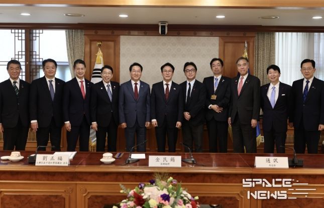 김민석 국무총리가 12일 세종대로 정부서울청사에서 한일지사회의 일본 대표단을 접견하고 있다.