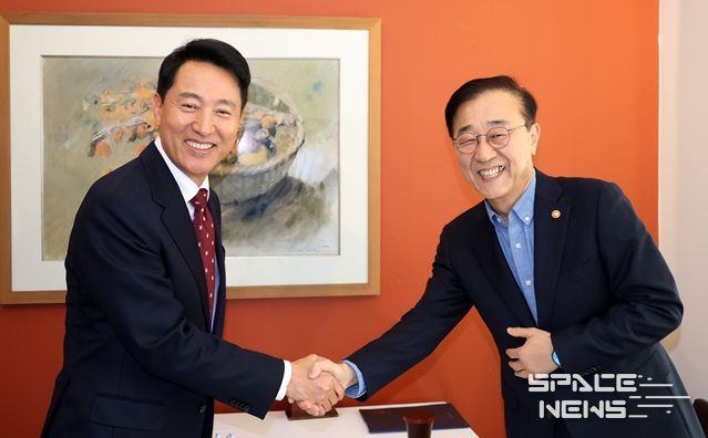 오세훈 서울시장이 13일 오후 김윤덕 국토부장관과 오찬에 앞서 인사를 나누고 있다.