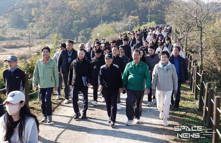 성낙인 창녕군수가 제16회 우포늪생명길 걷기대회 행사에서 주요 내빈들과 함께 걷고 있다.