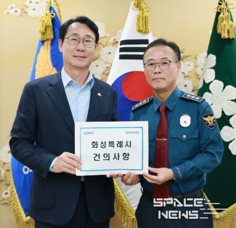 정명근 화성특례시장이 황창선 경기남부경찰청장에게 경찰성 신설 관련 건의사항을 전달하고 있다