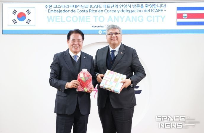 최대호 안양시장(왼쪽) 호르헤 발레리오 주한 코스타리카대사(오른쪽)