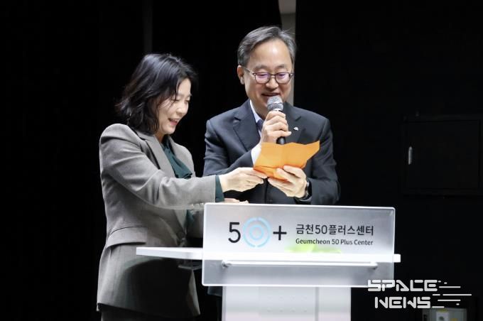 유성훈 금천구청장이 참여자들이 적은 소망을 읽고 있다