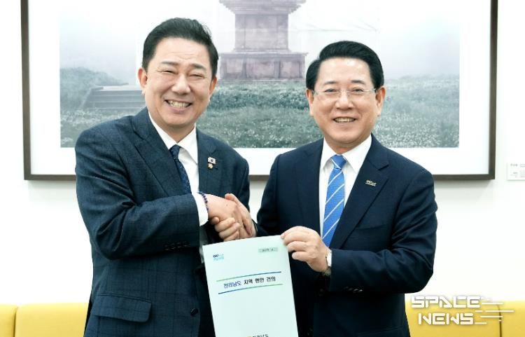 김영록 전라남도지사(오른쪽)가 19일 서울 국회에서 김병기 더불어민주당 원내대표와 면담을 갖고 2026년 국고 핵심사업 해결을 위한 건의 및 협조를 요청하고 있다.