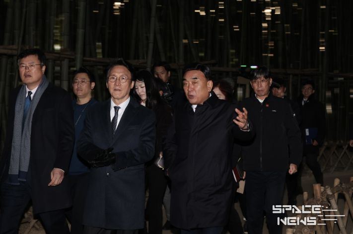 김민석 국무총리가 19일 무장애 관광수용태세 점검차 울산시 중구 태화강 국가정원을 방문, 김두겸 울산시장과 십리대숲길을 걷고 있다.