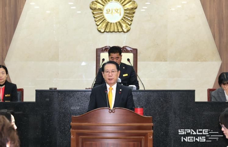 송인헌 군수가 21일 열린 제347회 괴산군의회 제2차 정례회에서 시정연설을 하고 있다.j