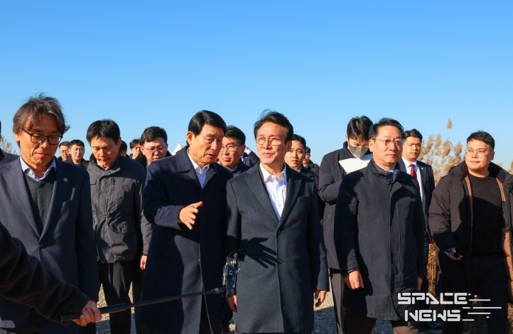 김민석 국무총리가 21일 인천 서구 수도권매립지를 방문, 3-1매립장 위생매립 현황 및 2매립장 상부공간 활용대책에 대해 브리핑을 받으며 점검을 하고 있다.