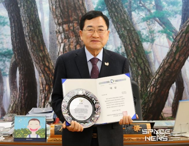 주낙영 경주시장이 제2회 대한민국지자체홍보대상 역사문화부문 대상 상패와 인증서를 들고 기념촬영을 하고 있다