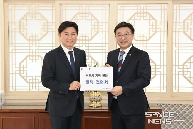 조용익 부천시장이 24일 정부서울청사를 방문해 윤호중 행정안전부 장관에게 부천시 주요 사업 현안을 설명하고, 정부 차원의 전폭적인 지원을 요청했다.