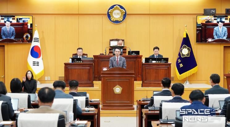 이완섭 서산시장이 25일 서산시의회 제2차 정례회에서 내년도 시정 운영 방향을 설명하는 모습