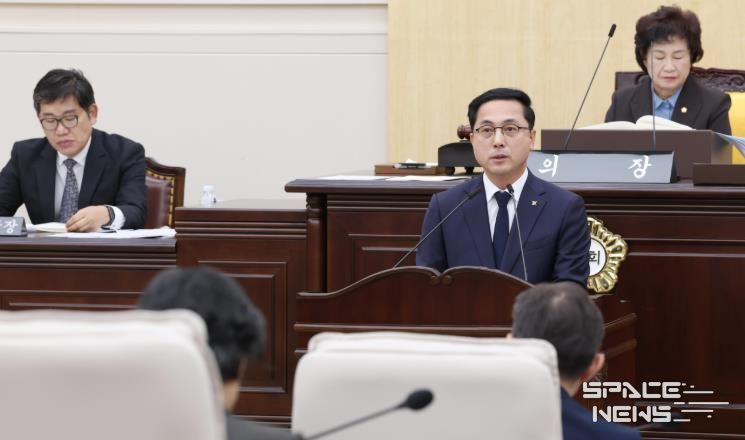 박희조 동구청장이 25일 제290회 정례회 개회식에서 시정연설을 하고 있다.