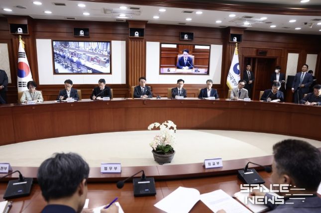 김민석 국무총리가 24일 세종대로 정부서울청사에서 열린 헌법존중 정부혁신 TF 간담회를 주재하고 있다.