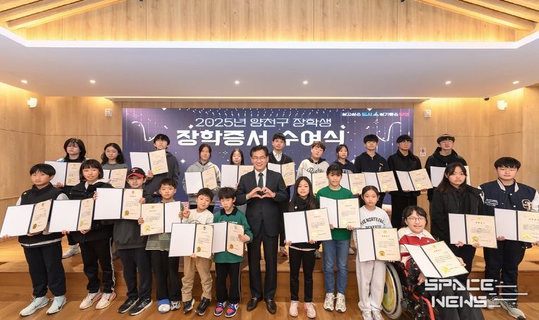 장학생들과 기념촬영 중인 이기재 양천구청장