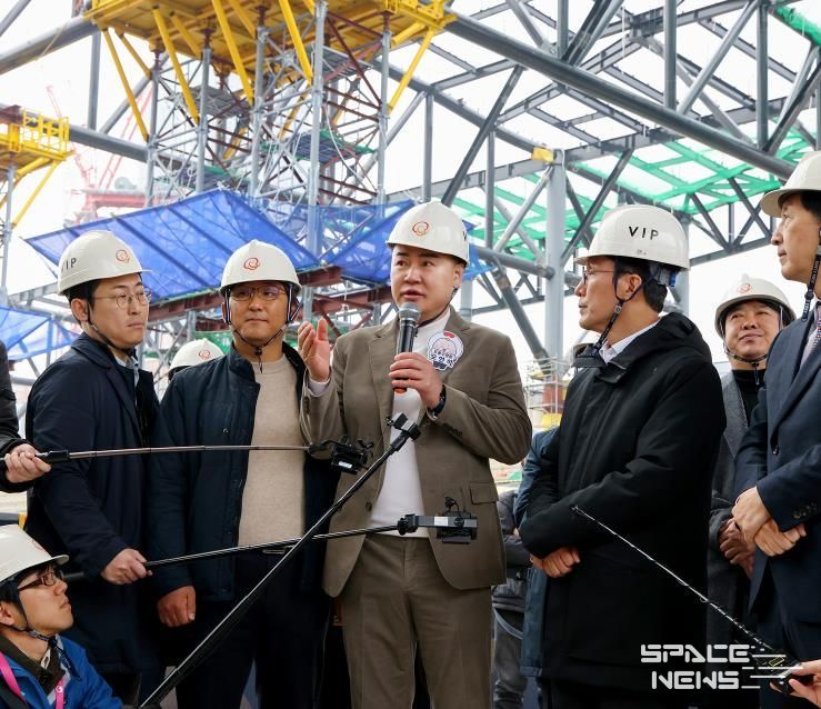 오언석 도봉구청장(가운데)이 김민석 국무총리(오른쪽에서 두 번째)에게 지역 요청사항에 대해 말하고 있다