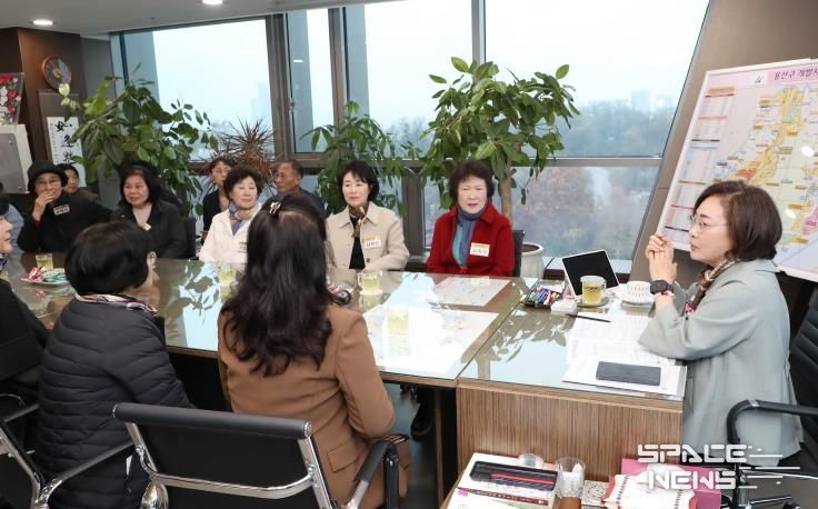 박희영 서울 용산구청장(오른쪽)이 동별 자원봉사캠프장들과 차담회를 갖고 지역의 자원봉사 활성화 방안을 논의하고 있다.