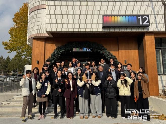 지난 26일 햇살문화캠퍼스 복합문화공간에서 열린 지역 내 고등학교 교사·학생회와의 오찬 간담회 참석자 단체 사진