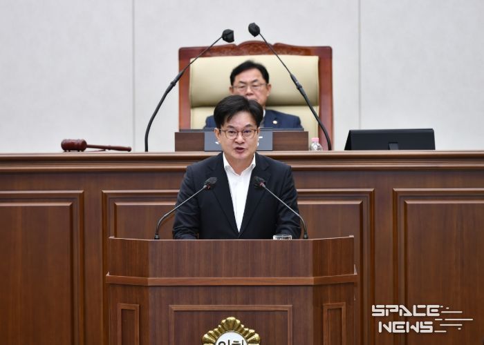 김병수 시장이 1일 김포시의회 제264회 임시회에서 2026년도 시정 및 운용 방향에 대한 시정연설을 하고 있다.