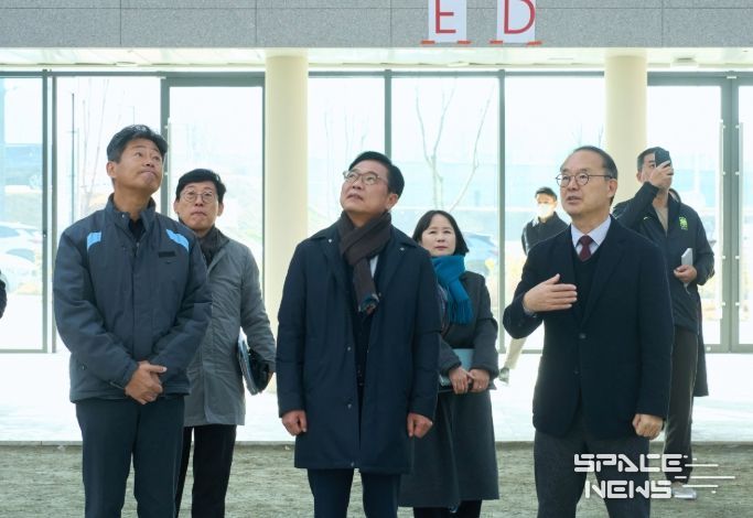 1일 김석필 천안시장 권한대행 부시장과 이용수 대한축구협회 부회장 등이 대한민국축구종합센터 실내축구장, 스타디움, 숙소동 등을 둘러보고 있다