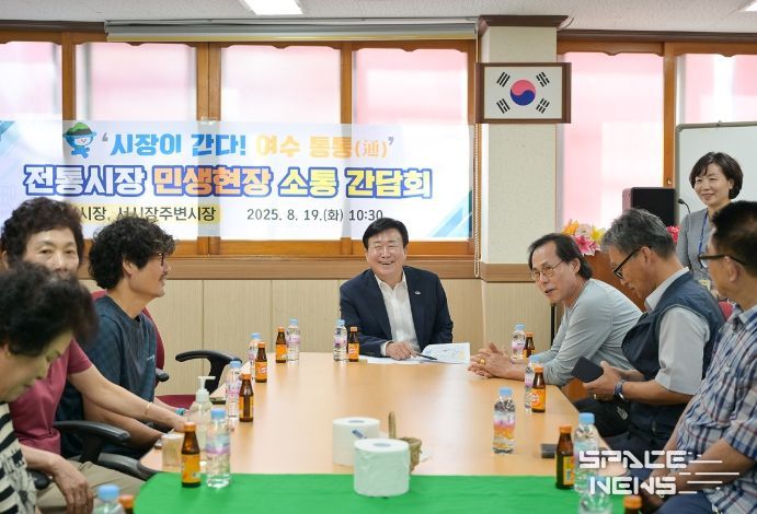 지난 8월 19일 정 시장이 시장 상인회와 간담회를 가지고 있다.