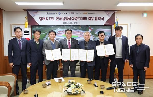 왼쪽부터 김재한 교육체육국장, 신형식 김해시육상연맹 회장, 김재룡 한국실업육상연맹 수석부회장, 홍태용 김해시장, 이창준 한국대학육상연맹 회장, 유헌태 경남육상연맹 부회장, 박장우 한국실업육상연맹 부회장, 강경문 한국대학육상연맹 부회장