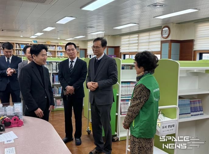 김대중 전남교육감이 순천대석초에서 활동 중인 선배교직원 자원봉사자를 격려하고 있다.