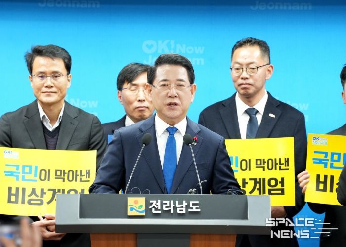 김영록 전라남도지사가 3일 도청 브리핑룸에서 ‘12·3 불법 비상계엄 저지 1주년’ 대도민 성명문을 발표하고 있다.