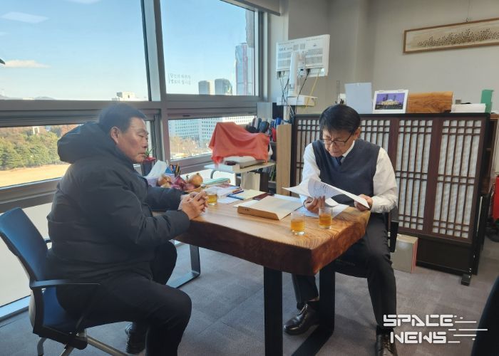 무안군 주요 사업 반영 현황 파악을 위해 서삼석 국회의원실을 방문한 김산 군수