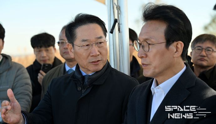 유정복 시장이 지난 11월 21일 수도권매립지에서 김민석 국무총리와 매립 현황과 매립장 사용종료에 따른 활용방안을 점검하고 있다.