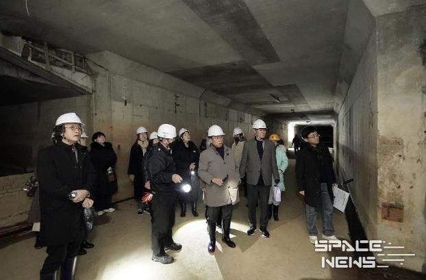 구미동 성남물빛정원 지하 공동구 활용도를 찾기 위해 진행 중인 시민 탐사대 프로그램에 참여 중인 신상진 성남시장