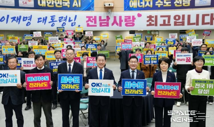 김영록 전라남도지사가 8일 도청 왕인실에서 열린 공감과 소통을 위한 ‘12월 정례조회’에서 직원들과 기념촬영을 하고 있다.