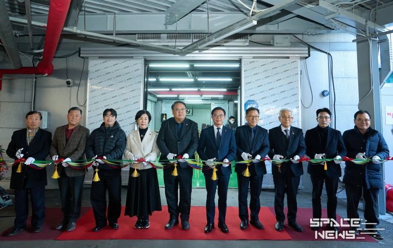 1. 8일 김석필 천안시장 권한대행 부시장이 따숨 푸드뱅크 개소식에 참석해 테이프 커팅식 하고 있다.