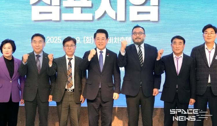 김영록 전라남도지사가 9일 목포 신안비치호텔에서 열린 ‘해상풍력사업 국민 100조 펀드 도약 심포지엄’에 참석해 주요내빈과 기념촬영을 하고 있다.