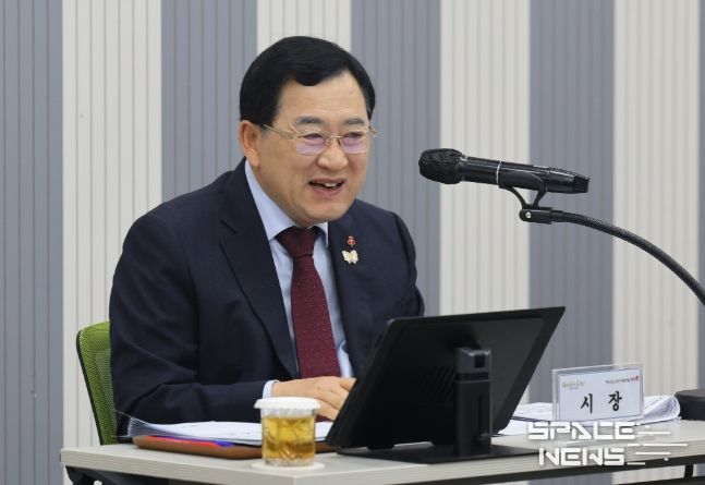 10일 경주시청 대회의실에서 열린 ‘2025년 12월 읍면동장회의’에서 주낙영 경주시장과 각 읍면동장이 연말 현안을 점검하고 있다.