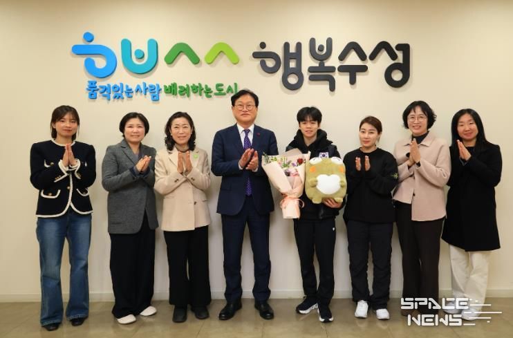 대구 수성미래교육재단(이사장 김대권)은 지난 10일 2025-2026 국제빙상경기연맹(ISU) 주니어 그랑프리 파이널 대회에서 우승한 서민규 선수(경신고 2학년)를 초청해 간담회를 열고 격려했다.