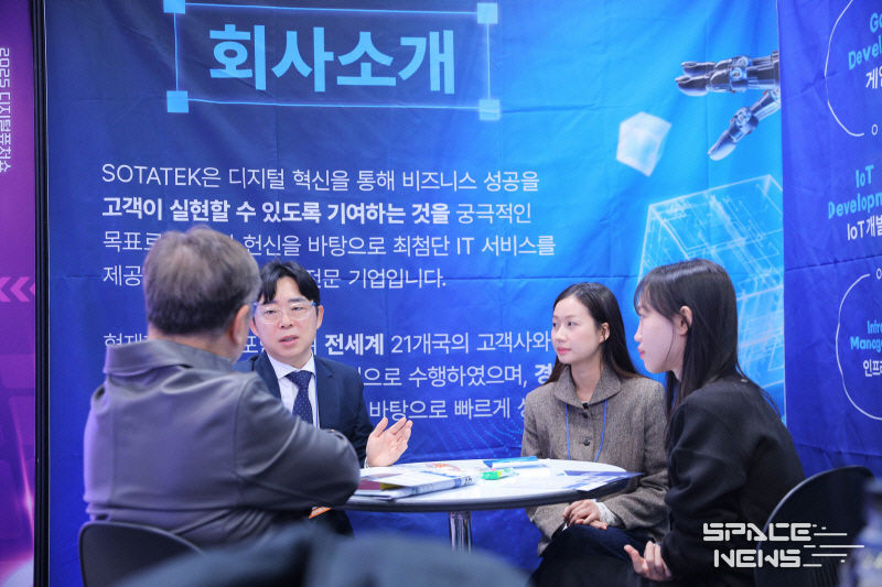 소타텍 코리아 멤버들이 디지털 퓨처쇼 2025 현장에서 업계 관계자들과 네트워킹하는 모습