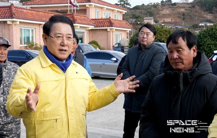 김영록 전라남도지사가 14일 완도군 약산면 득암리에서 완도 미역 양식장 피해 현황 및 건의사항을 청취하고 신속한 피해복구 대책을 당부하고 있다.