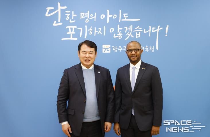 이정선 광주시교육감이 15일 교육감실에서 탄자니아대사관 토골라니 에드리스 마부라(Togolani Edriss Mavura) 대사과 만나 교육기관 협력 방안을 논의한 후 기념사진을 촬영하고 있다.