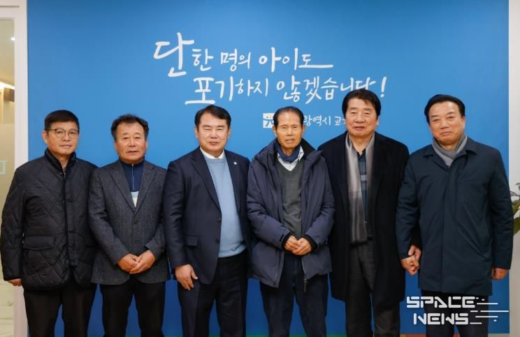 이정선 광주시교육감(왼쪽 3번째)가 15일 교육감실에서 진행한 ‘교육감-산업단지 대표’ 간담회에서 광주 지역 4개 산업단지 협의회 회장단과 함께 간담회 후 기념사진을 촬영하고 있다.