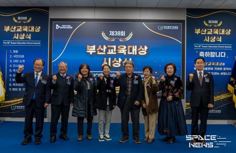 좌측부터 김석준 교육감, 임재택 수상자 내외, 김일영 수상자, 이상석 수상자 내외, 김수자 수상자, 강무길 교육위원장