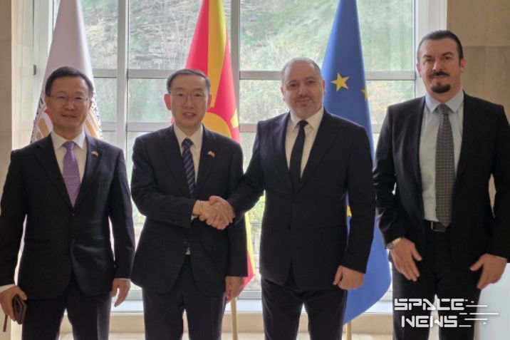 이명구 관세청장(왼쪽에서 두번째)이 16일(현지시간) 북마케도니아에서 ‘북마케도니아 위험관리·CDW 시스템 개통식’을 가진 뒤 기념 촬영하고 있다.