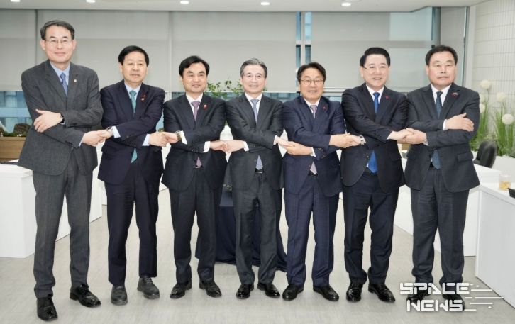 강기정 광주광역시장이 17일 광주도시공사에서 열린 대통령실 주관 '광주 군공항 이전 전담팀(TF) 6자 협의체' 회의에 앞서 참석자들과 기념촬영을 하고 있다. (사진 왼쪽부터 강희업 국토교통부 제2차관, 구윤철 기획재정부 장관, 안규백 국방부 장관, 김용범 대통령실 정책실장, 강기정 광주광역시장, 김영록 전라남도지사, 김산 무안군수) /광주광역시 제공