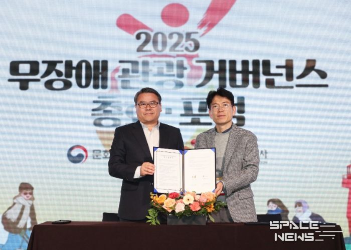 김포시(신승호 교육문화국장)가 한국관광공사와 열린 관광지 조성 협약을 체결하고 있다.