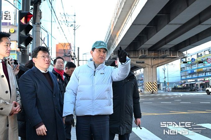22일 오전 성북구 북부간선도로 하월곡JCT 인근을 찾은 오세훈 서울시장이 강북횡단 지하고속도로 사업 현장을 점검하고 있다.