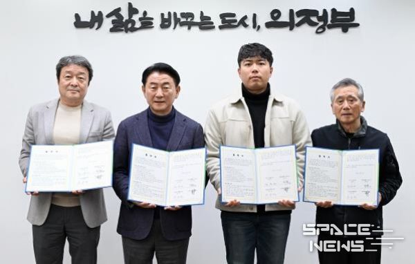 김동근 시장이 12월 19일 데이터센터 사업자인 메타컴플렉스를 비롯해 고산신도시연합회, 독바위문화마을회와 ‘데이터센터 설치와 관련한 주민 우려 해소 및 상생 방안 마련을 위한 업무협약’을 체결한 뒤 함께 기념사진을 찍고 있다.