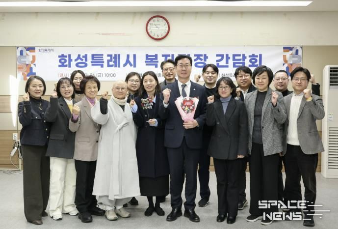 26일 열린 관내 복지관장 간담회에서 참석자들이 기념촬영을 하고 있다