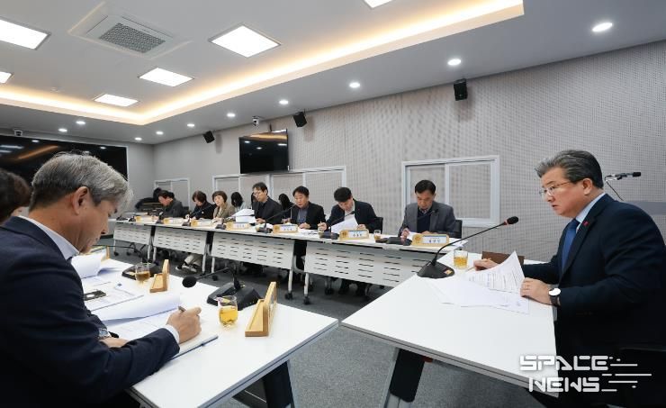 정용래 유성구청장이 30일 오전 2025년 마지막 주간간부회의를 주재하고 있다.